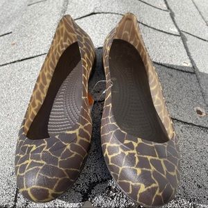 CROCS Carlisa Giraffe Print Flat